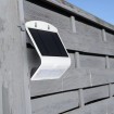 LED solárne svietidlo so senzorom na drevenom plote