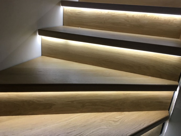 Osvetlené schody LED pásmi